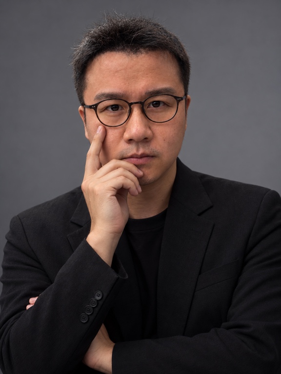 龙哥穿黑西装思考的形象照